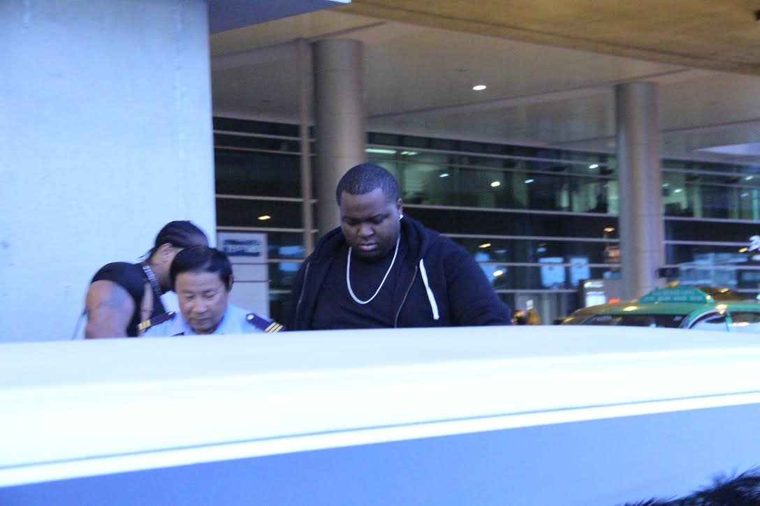 Sean Kingston vội vàng rời sân bay sau chuyến bay dài đến Việt Nam
